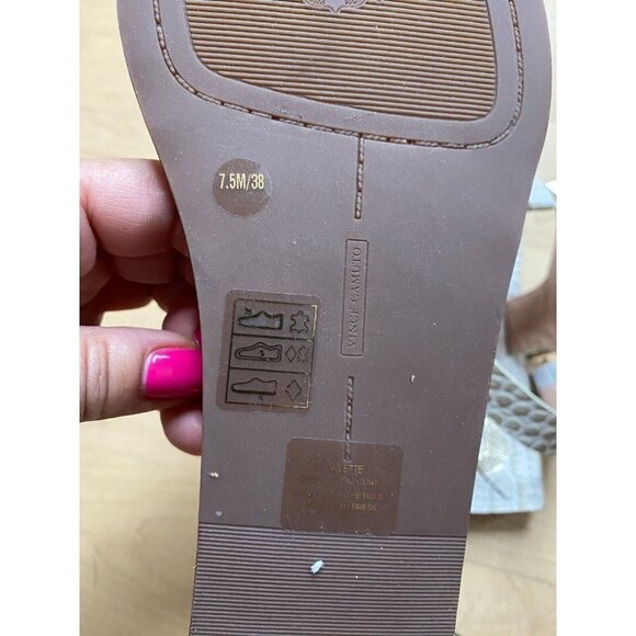 VINCE Camuto "Dailette" Studded Toe Loop Women Size 7.5 New Sandal - Picture 6 of 6